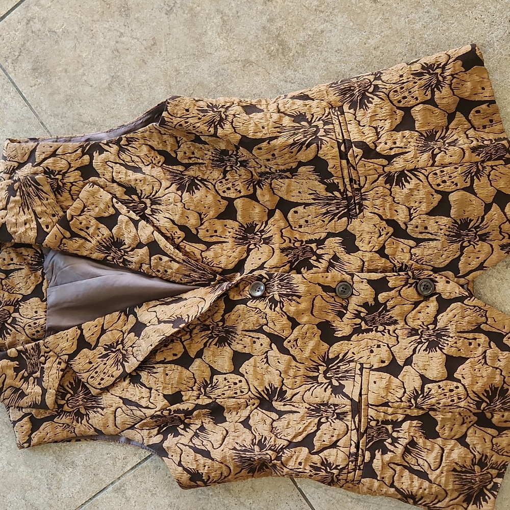 NWOT..Floral Textured Sleeveless Vest - Brown & Tan - Picture 2 of 8